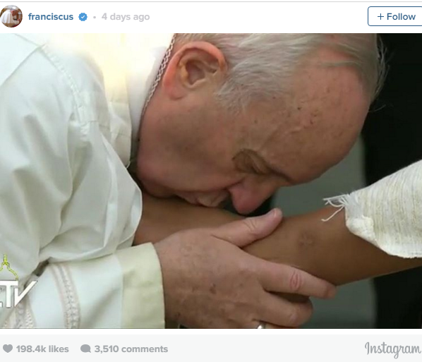 Pope Francis on Holy Thursday kissing refugee's feet